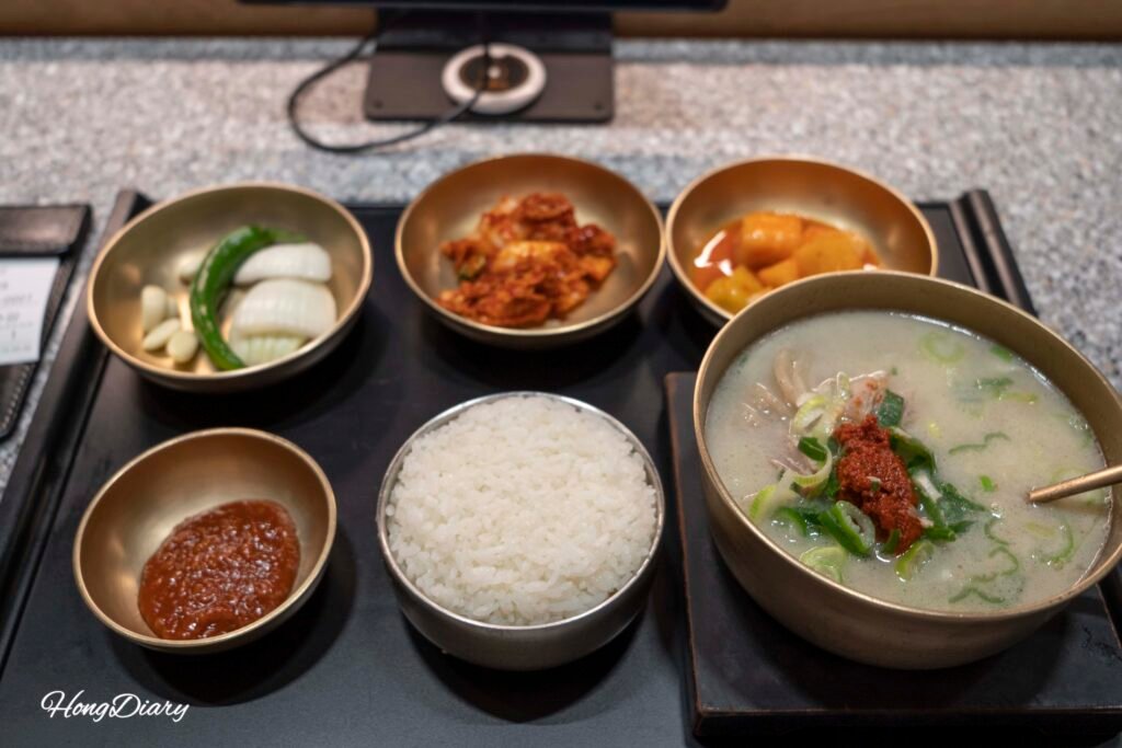 Full set of Uiseong Garlic Gukbap at Jeongjitgan Busan Station with rice and side dishes