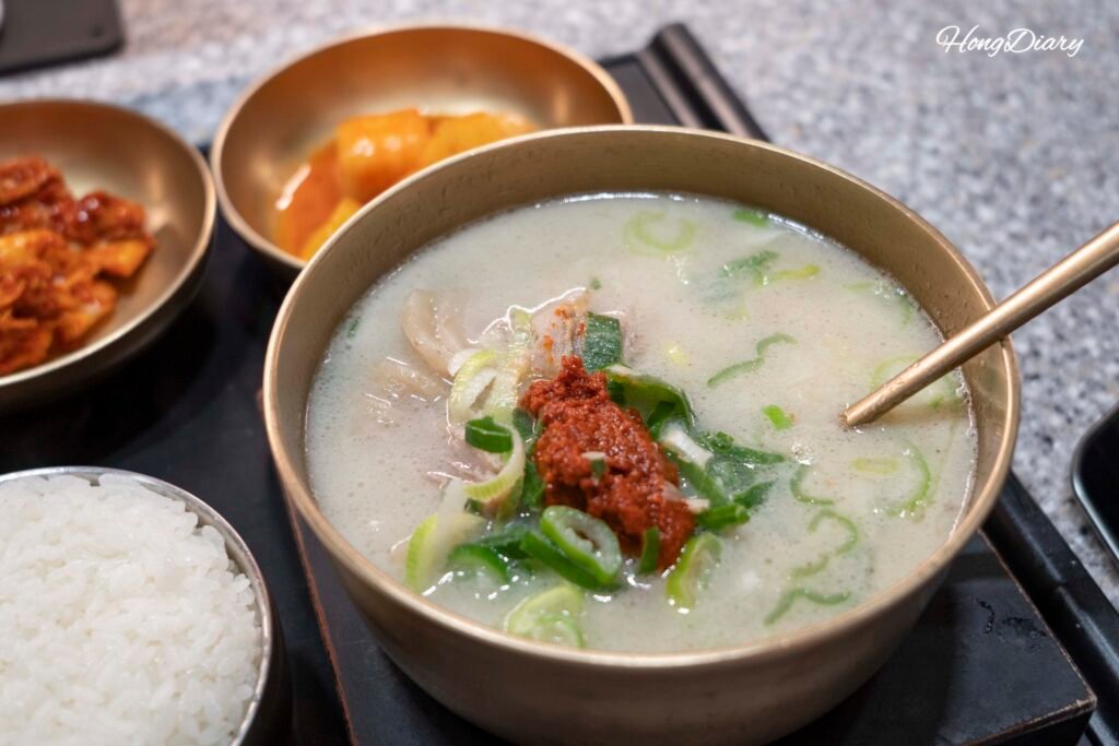 Tazón de gukbap de ajo Uiseong en Jeongjitgan Busan con caldo oscuro y cerdo