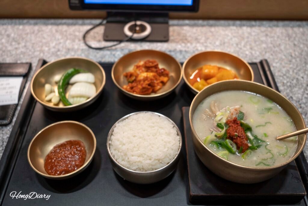 チョンジッカン釜山駅の義城マニルクッパ定食、スープ・ご飯・小皿セット