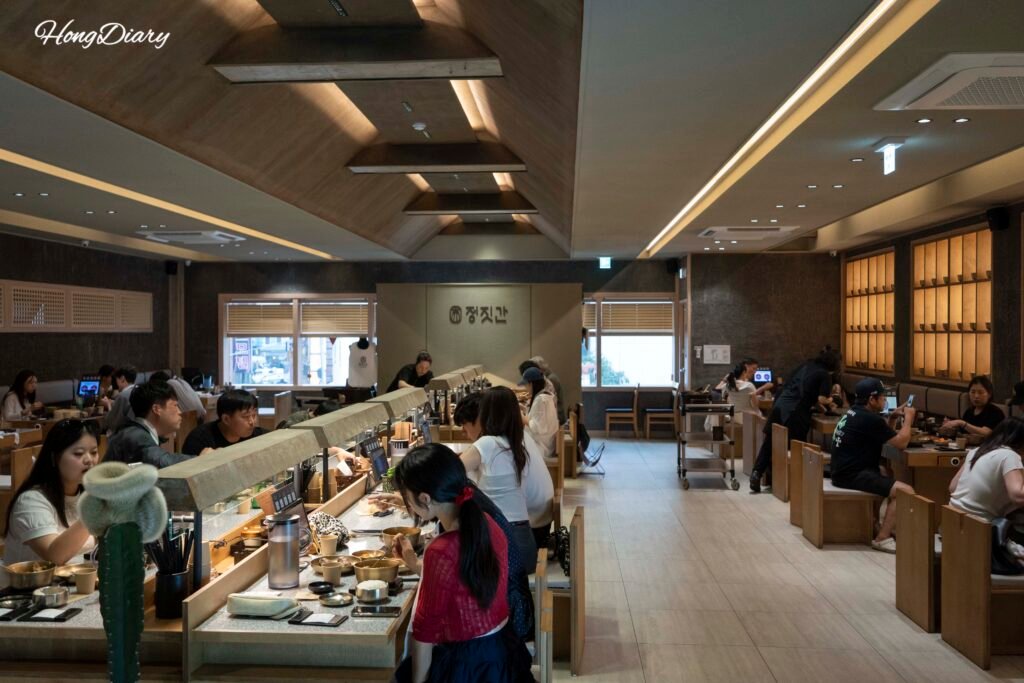 Salón del segundo piso del restaurante Jeongjitgan Busan estación