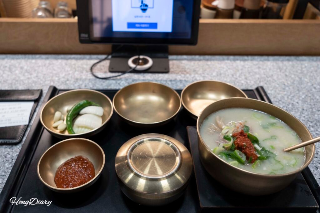 Set completo del gukbap de ajo Uiseong en Jeongjitgan Busan con sopa arroz y acompañamientos
