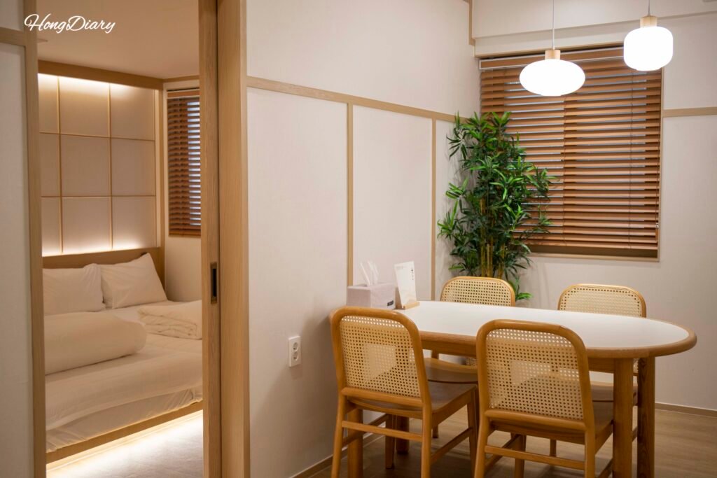 Área de comedor y dormitorio en la habitación Cho de Jeongonjae