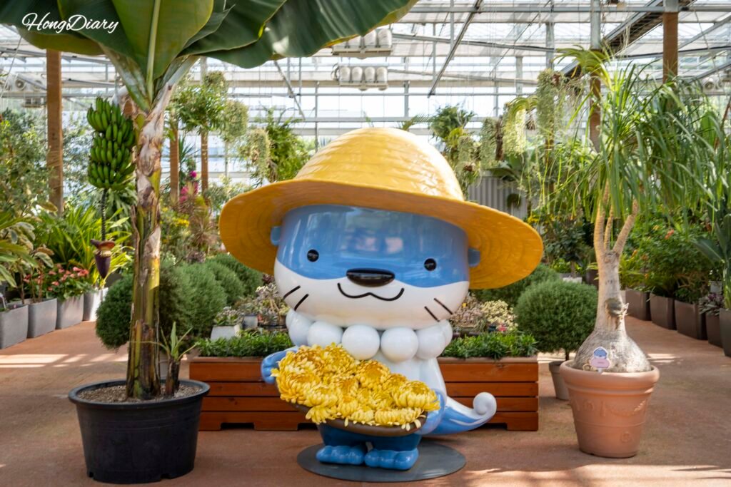 トゥメシル農業テーマパーク植物園入口のカワウソのマスコット