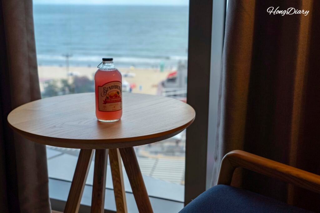 Mesa de habitación con vista parcial al mar en el L7 Haeundae Busan