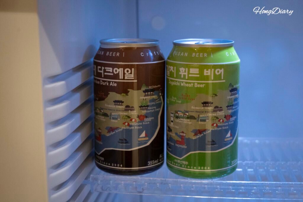 Cerveza de Busan incluida en la heladera del Lyrical Hotel