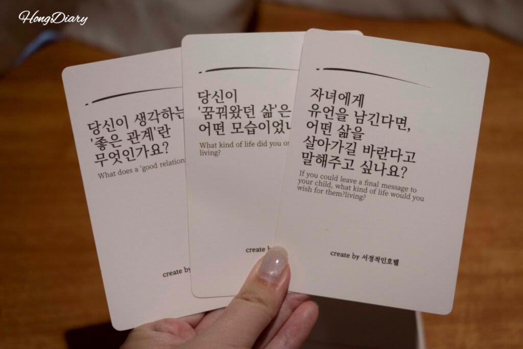 Cuaderno de reflexión del Lyrical Hotel Busan con tarjetas de preguntas