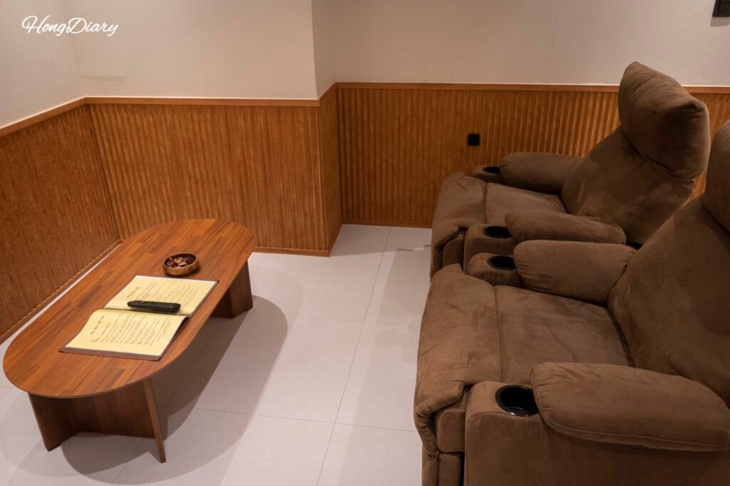 Sala de cine del Lyrical Hotel Busan Yeongdo con sillón reclinable