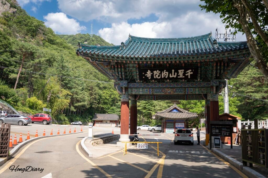 Parking entrance at Naewonsa Temple Yangsan