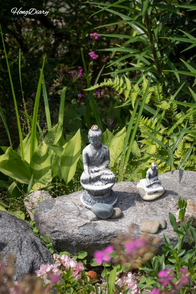 Pequeña figura de Buda en piedra dentro del templo Naewonsa, Yangsan