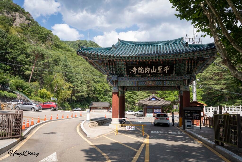 Entrada al estacionamiento del templo Naewonsa en Yangsan, Corea del Sur