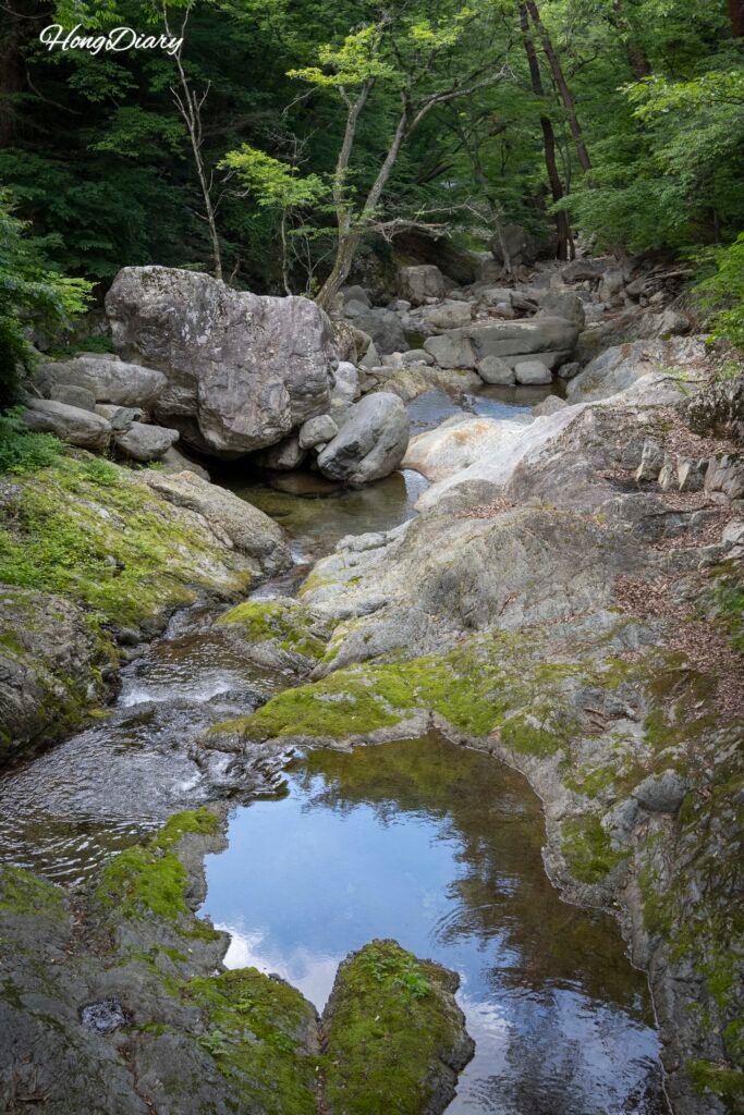 Arroyo del valle de Naewonsa en Yangsan, Corea del Sur