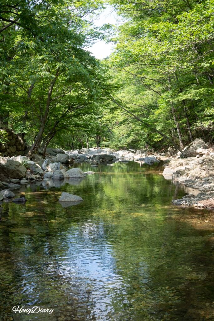 Valle del templo Naewonsa con vegetación y rocas, Yangsan Corea del Sur