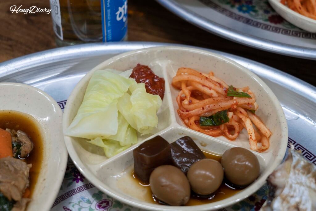 ナンメネワンカルチの定食についてくる副菜一式