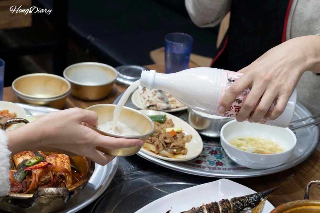 El estofado y el makgeolli combinan mejor de lo que uno esperaría