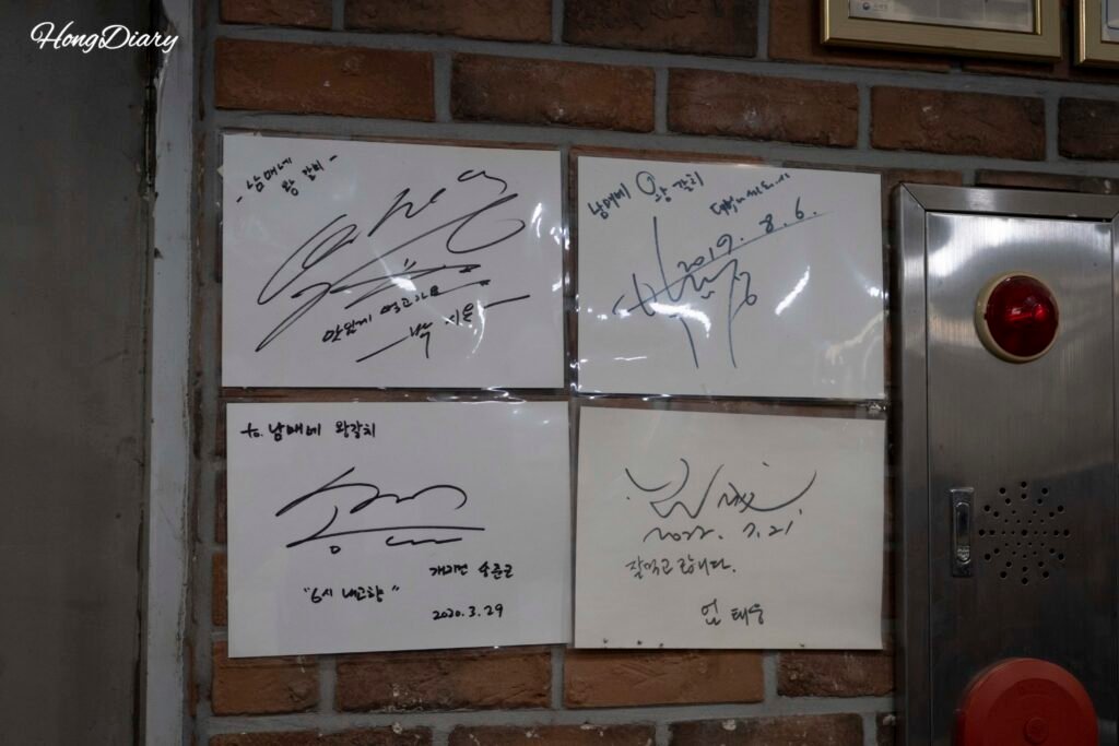 En la pared hay firmas de famosos coreanos que han visitado el lugar
