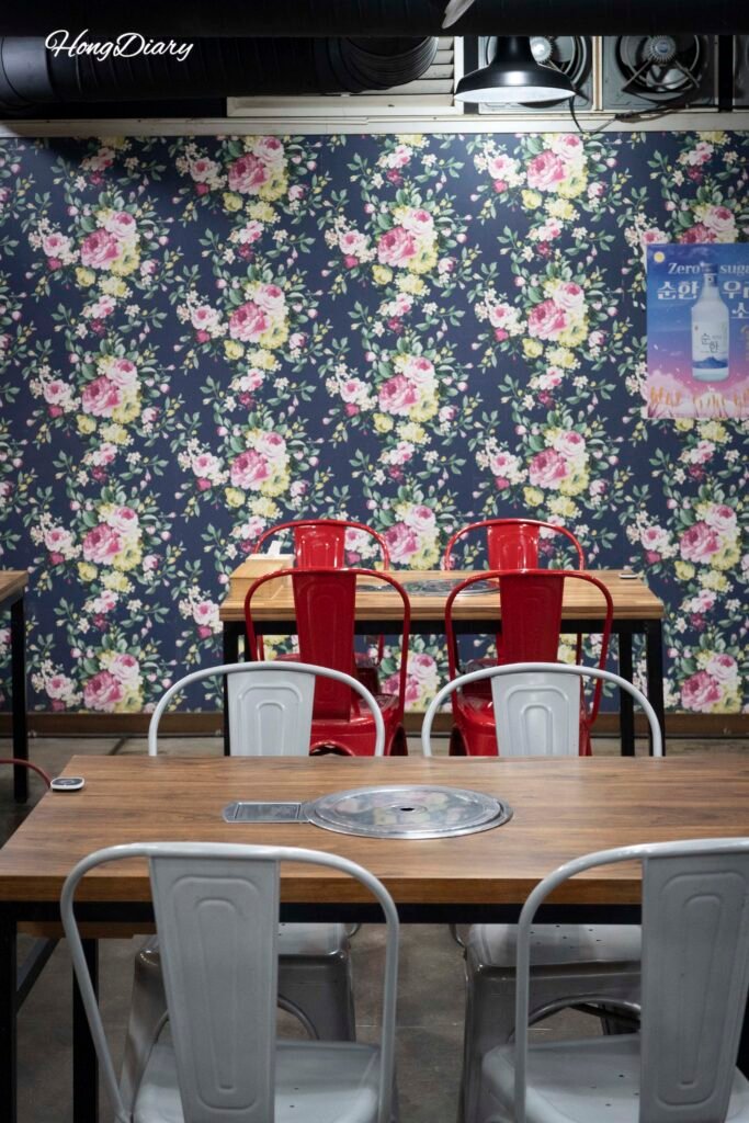El comedor con bandejas individuales, tranquilo y ordenado