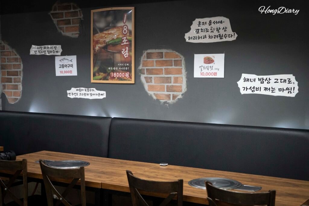 ナンメネワンカルチの地下1階の店内、レトロな盆が並ぶ空間