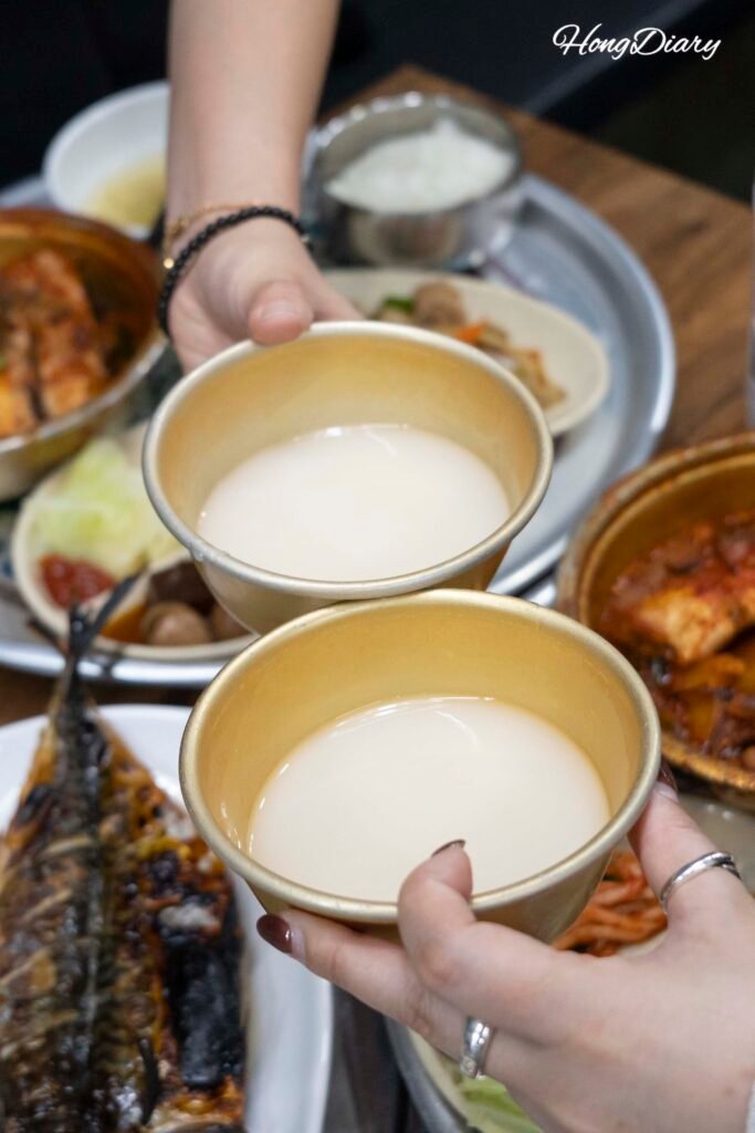 ナンメネワンカルチでマッコリで乾杯する様子