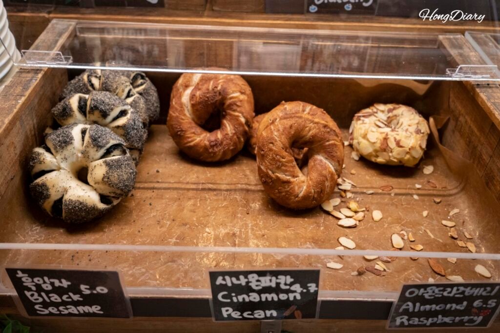 Selección de bagels en Onjisim café, Ikseon-dong