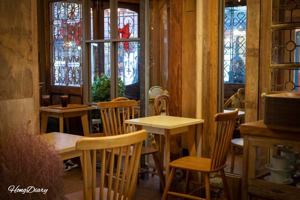 Interior seating at Onjisim cafe inside Ikseon-dong Hanok Village, Seoul