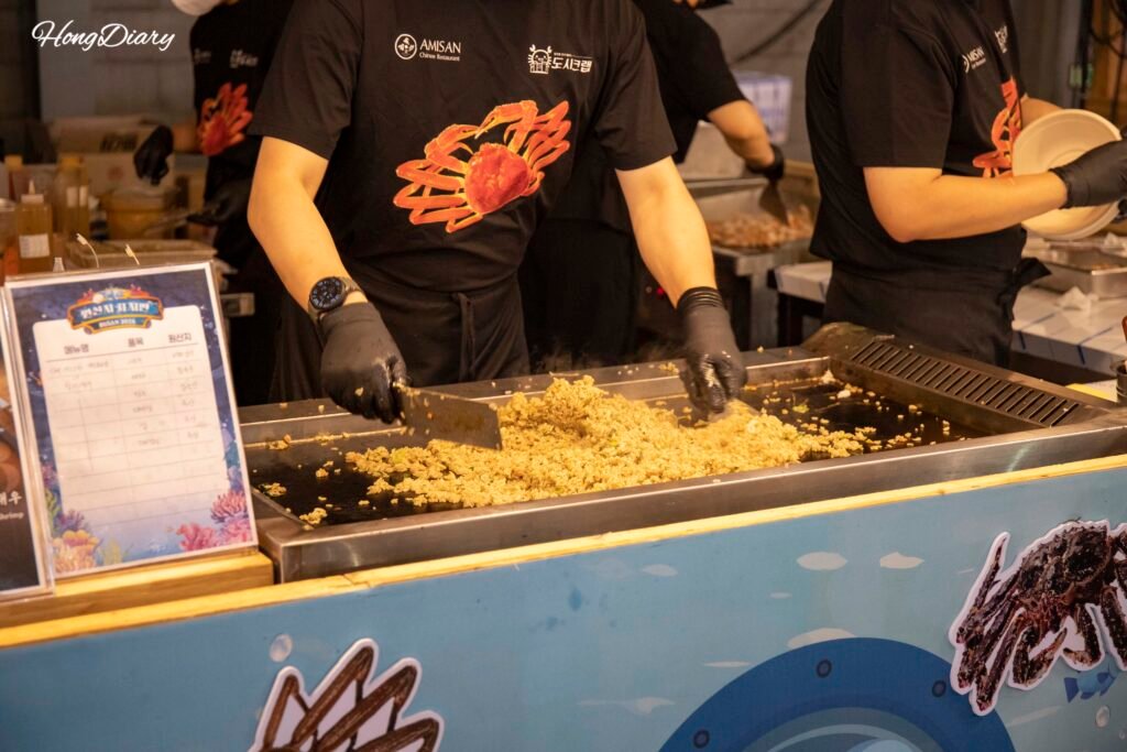 Puesto de comida cocinando en Port Village Busan 2026