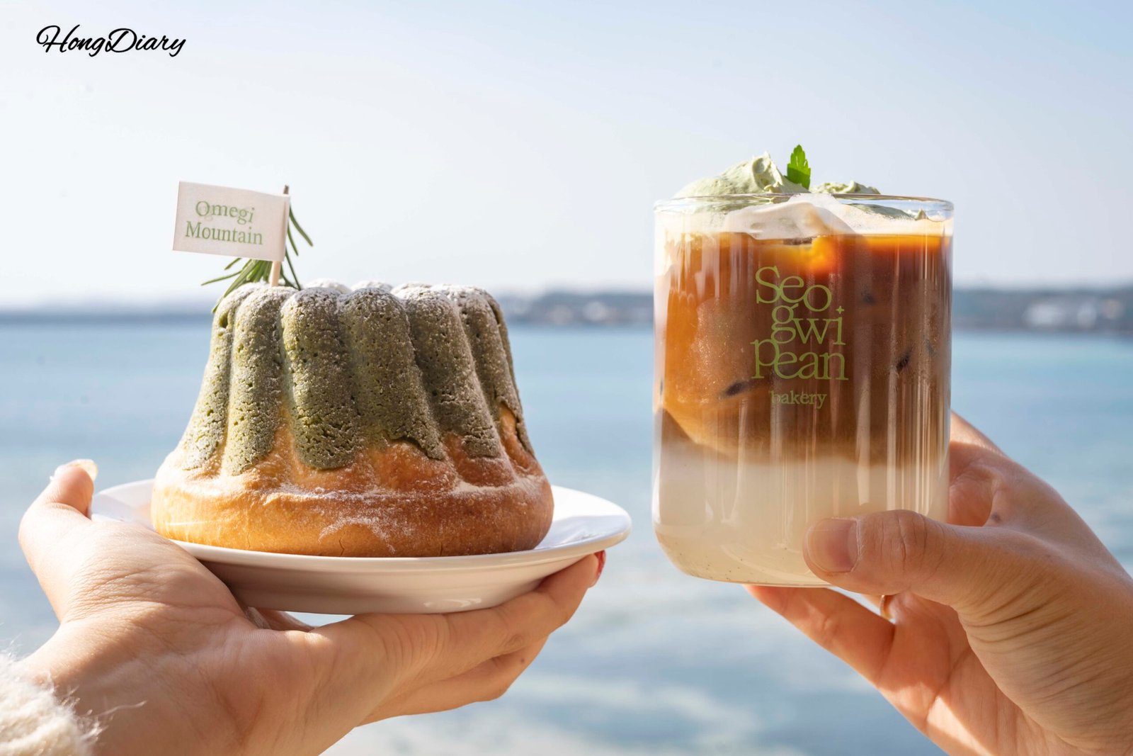 サグィピアンベーカリーのパンとコーヒー、済州島の海を背景に