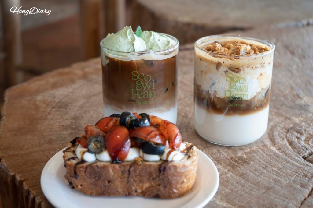 Pan y bebidas comprados en Seogwipean Bakery, Jeju