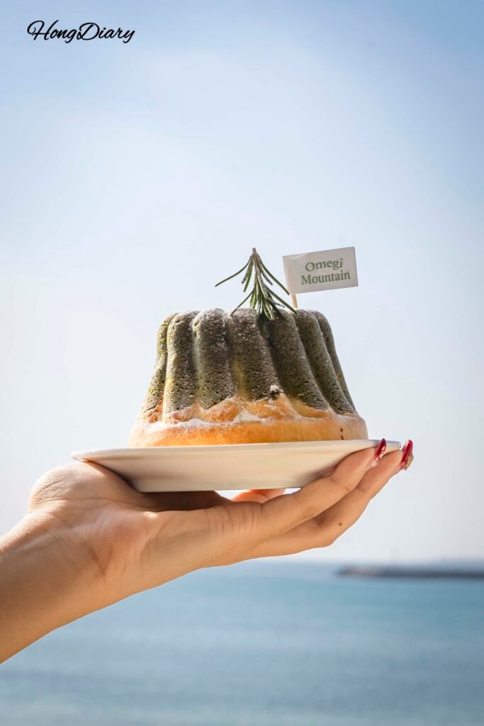 Pan de Seogwipean Bakery con vista al mar de fondo, Seopjikoji, Jeju