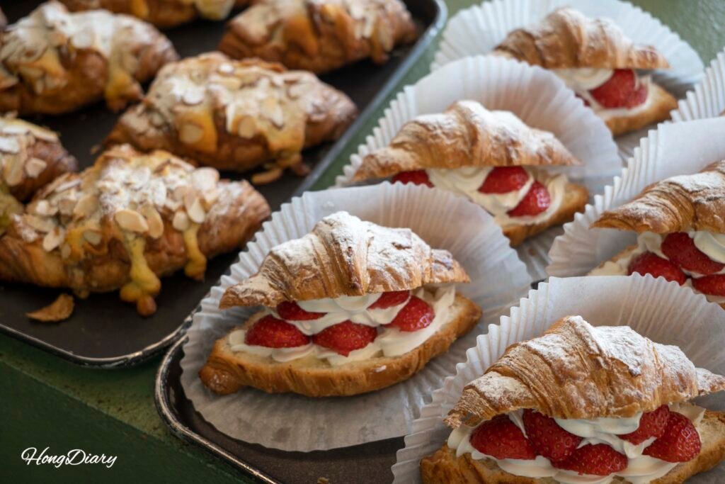 Vitrina de panes a la venta en Seogwipean Bakery, Jeju