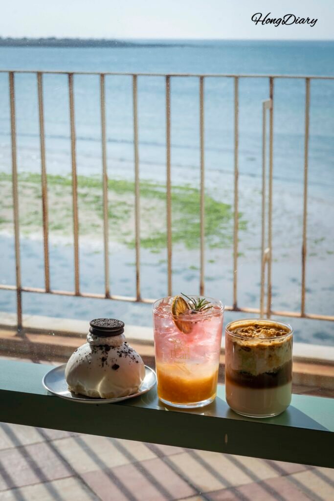Bebida en Seogwipean Bakery con vista al mar, Jeju, Corea del Sur