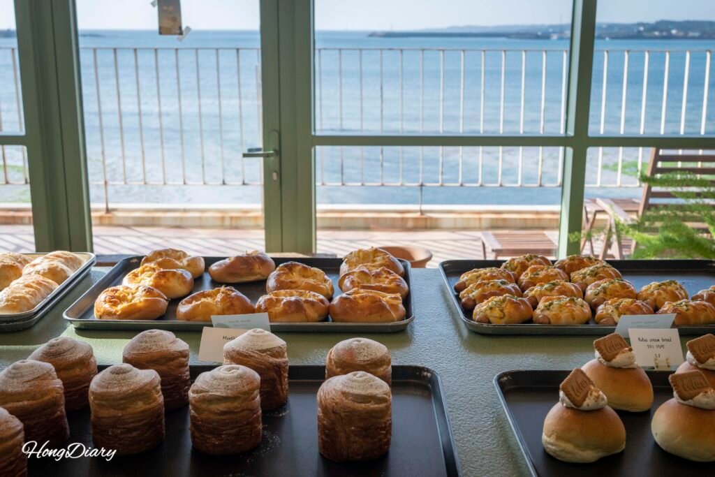 Panes y pasteles en venta en Seogwipean Bakery, Jeju