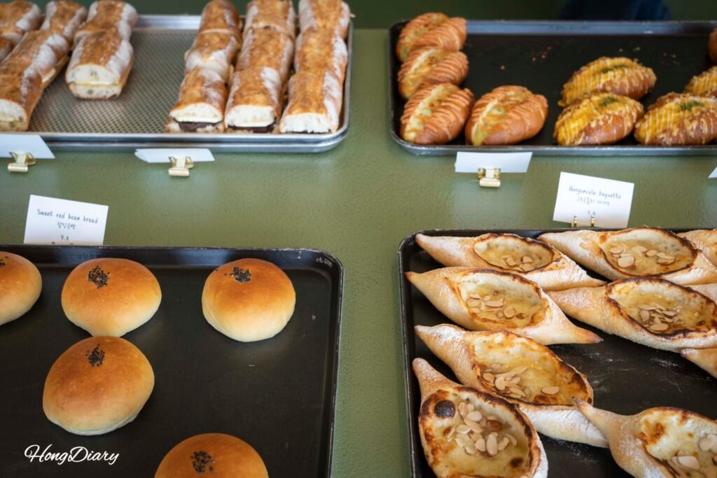 Variedad de panes en Seogwipean Bakery, lado este de Jeju