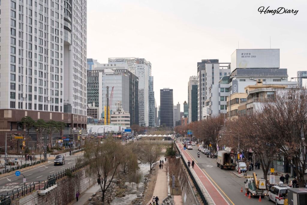 Vista del arroyo Cheonggyecheon y las calles de Seúl desde Sewoon Sangga