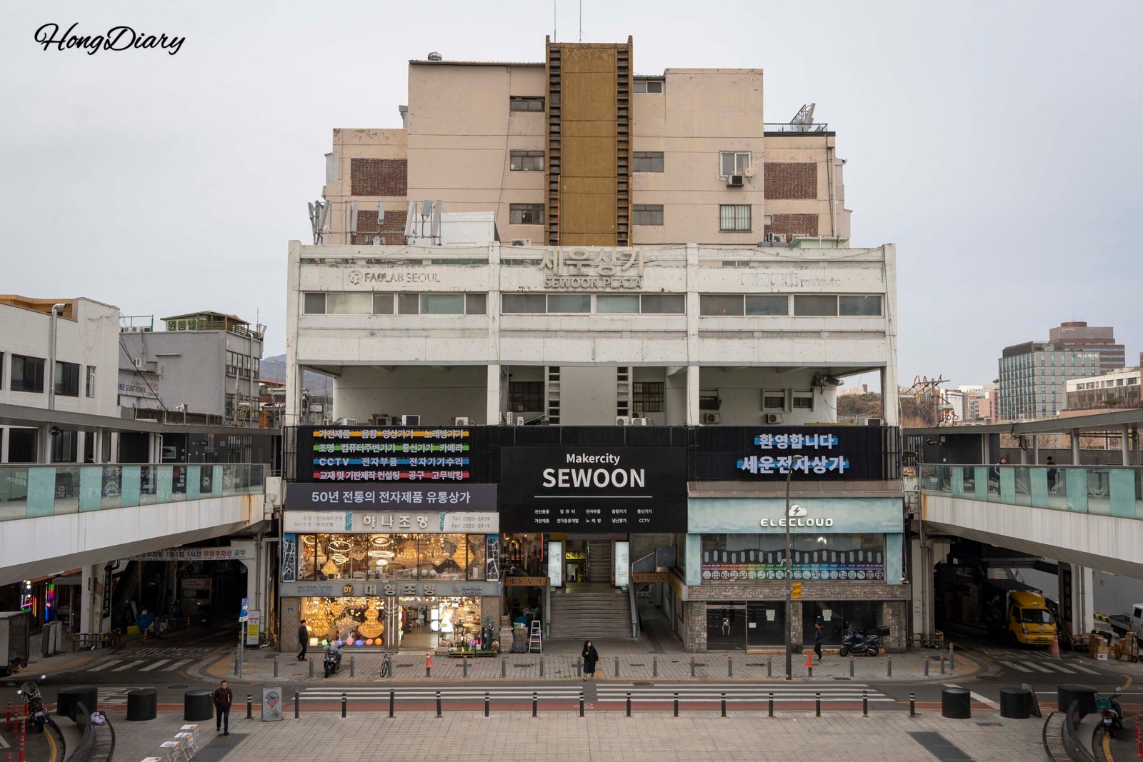 Fachada de Sewoon Sangga, complejo retro en Jongno, Seúl