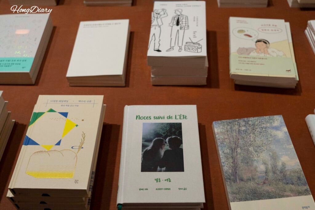Libros independientes y de arte a la venta en Simple Bookstore, Daegu