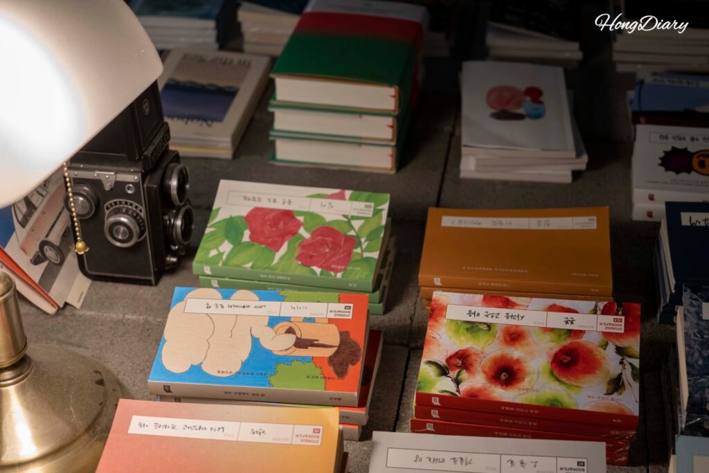 Selección de libros en Simple Bookstore, librería retro en Daegu