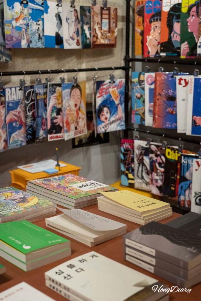 Interior de Simple Bookstore, librería café retro en Daegu