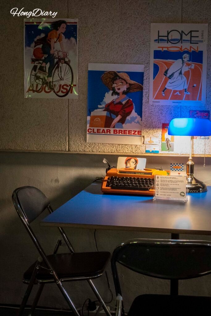 シンプル書房のレトロな内装と座席