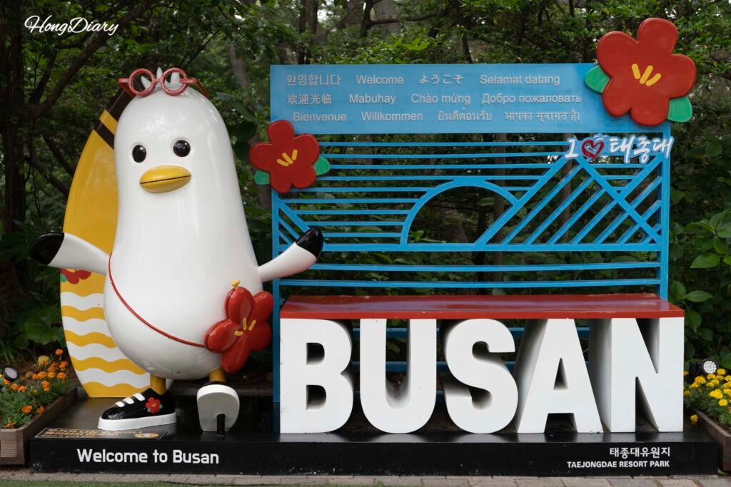 Entrada al Parque Taejongdae con señalización de bienvenida a Busan