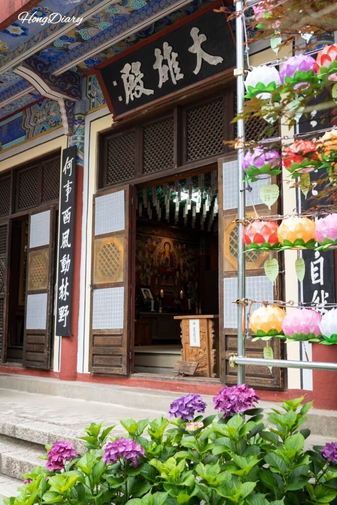 太宗寺の法堂と紫陽花