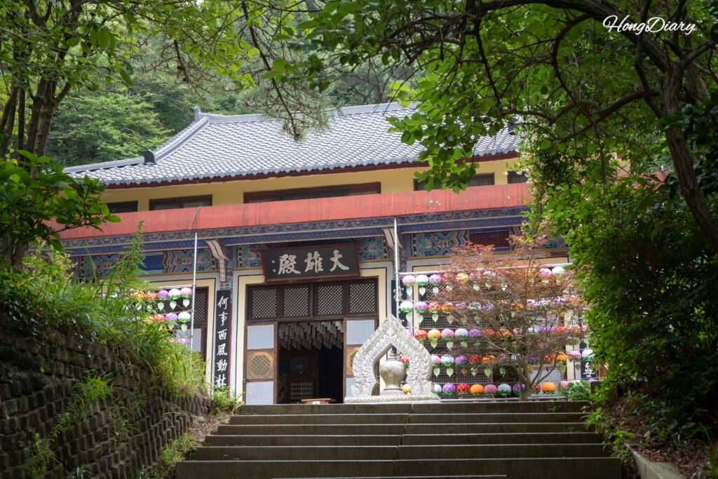 太宗寺境内の建物と緑