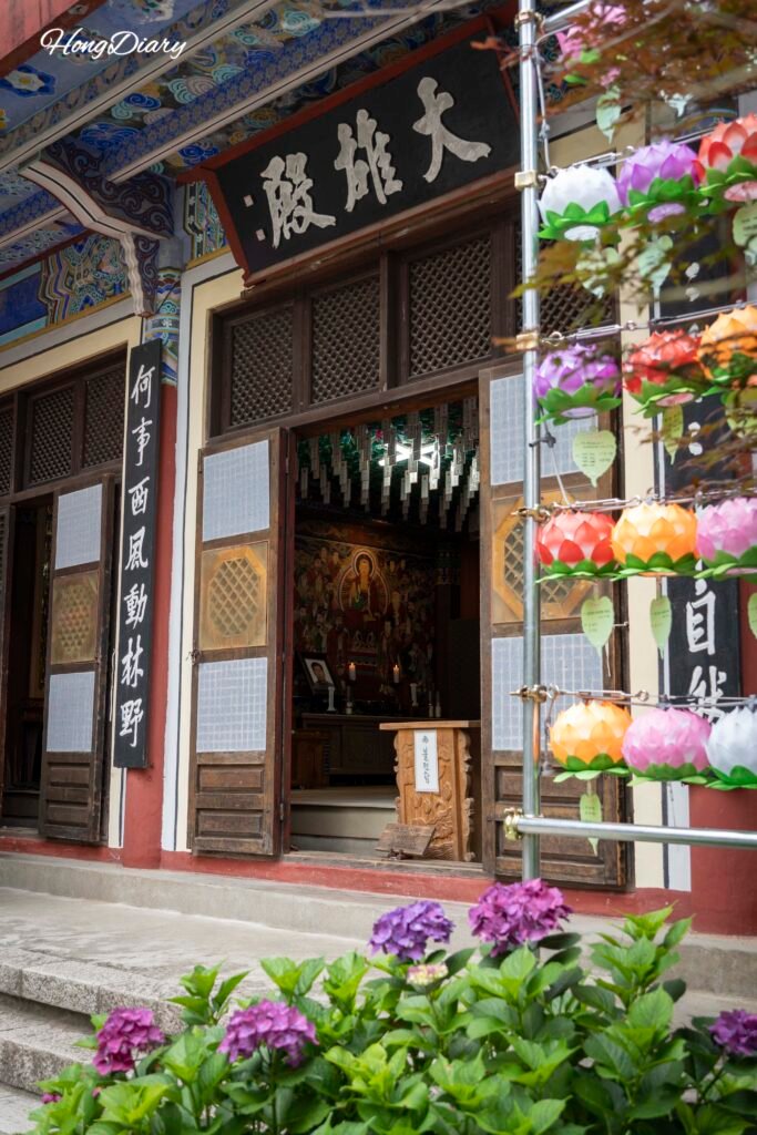 Pabellón del templo Taejongsa rodeado de vegetación en Busan