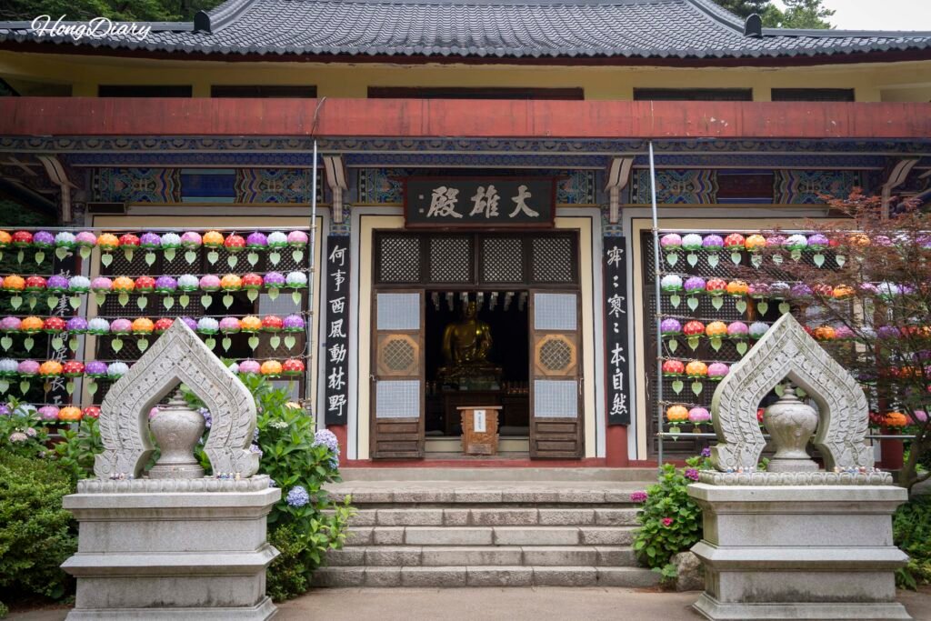 Templo Taejongsa Busan — edificio principal rodeado de hortensias