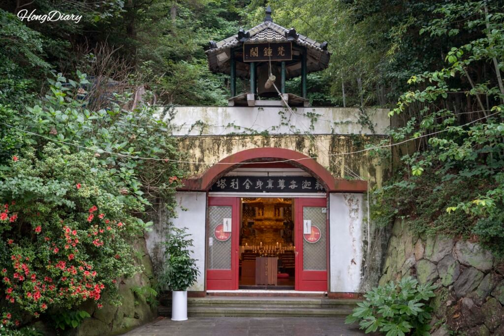 The main hall of Taejongsa Temple, established in 1976 inside Taejongdae Resort Park, Yeongdo