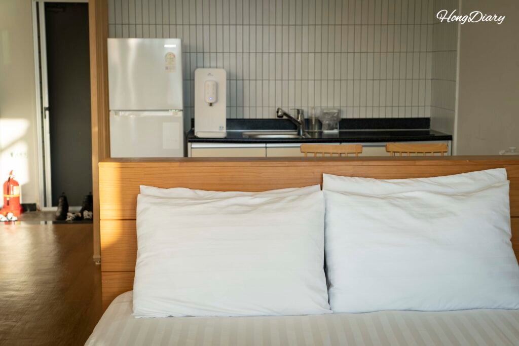 Cama orientada hacia la terraza en Windyhill Resort, isla Geoje