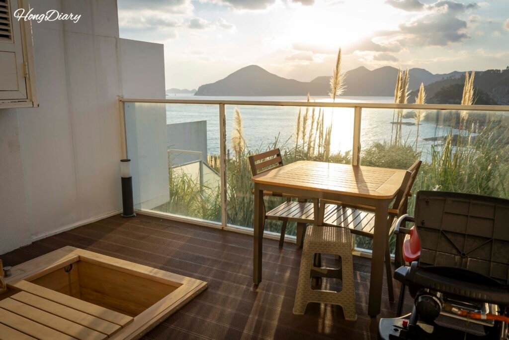 Bañera de hinoki y terraza en Windyhill Resort, isla Geoje