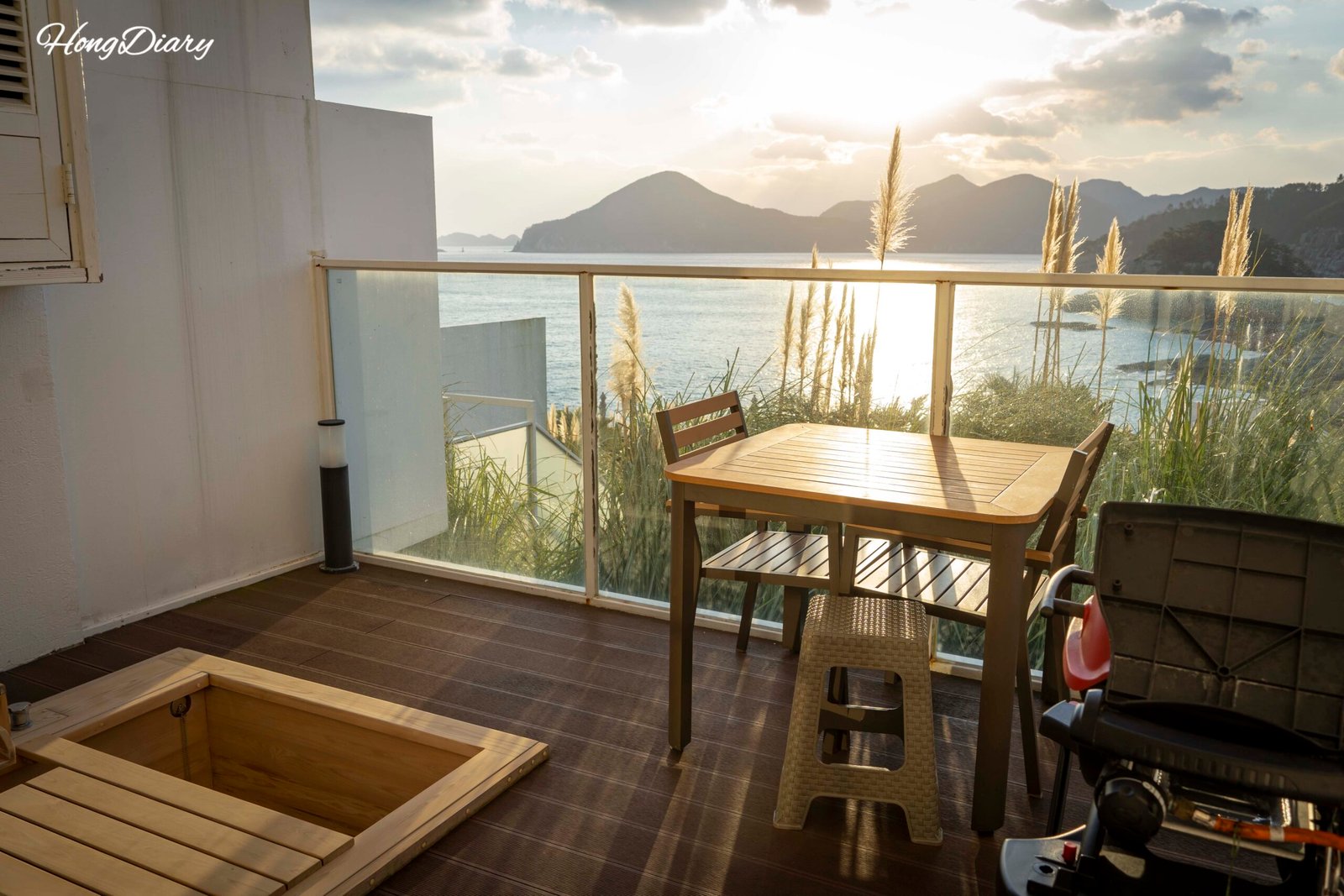 Bañera de hinoki y terraza con vista al mar en Windyhill Resort, isla Geoje, cerca de Busan