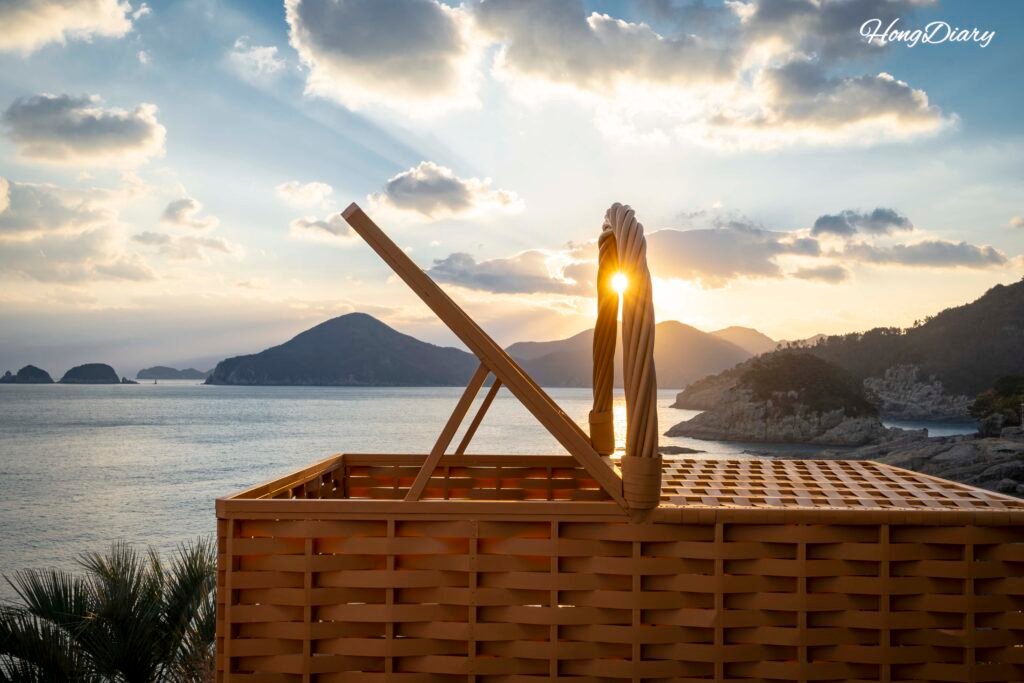 Punto fotográfico con canasta de picnic en Windyhill Resort, isla Geoje