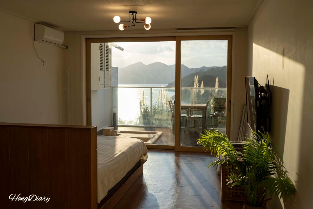 Interior de la habitación Deluxe Hinoki en Windyhill Resort, isla Geoje