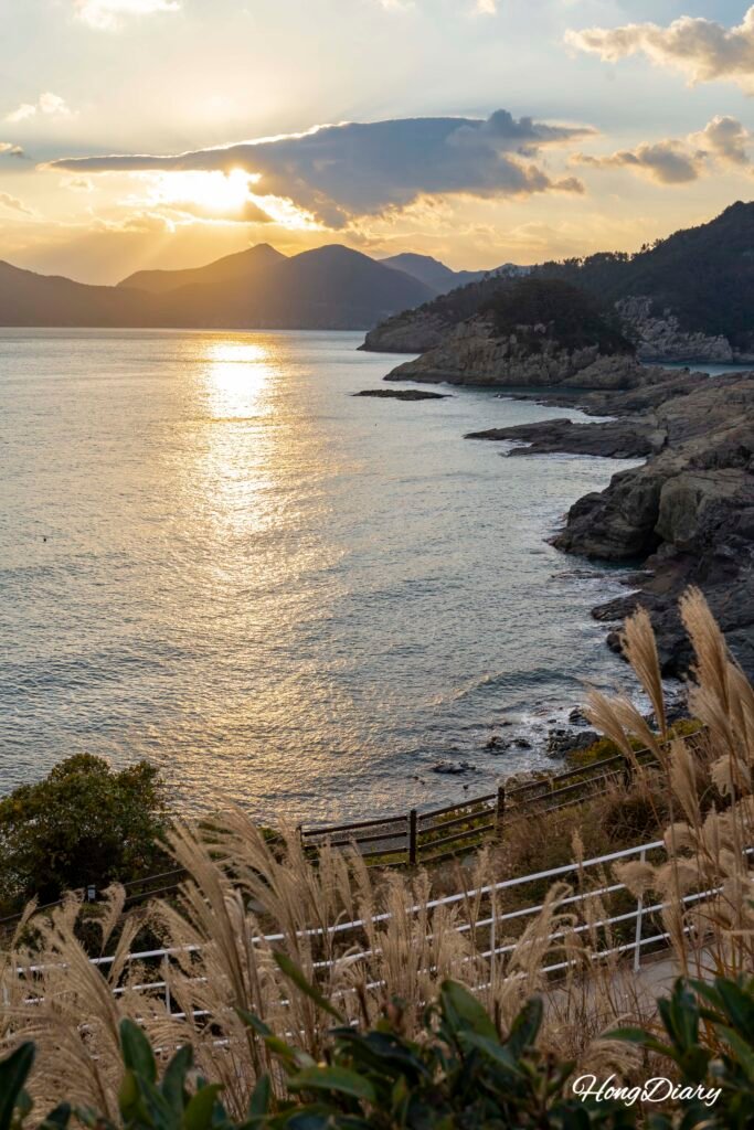 Windyhillリゾート前の海沿い散策路と夕日